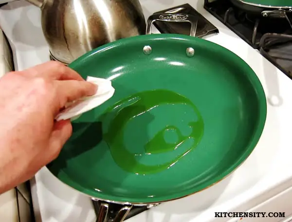 How to Season a Nonstick Pan for First Time? (Complete Guide - 2023) 4 Rub With Paper Towel for seasoning