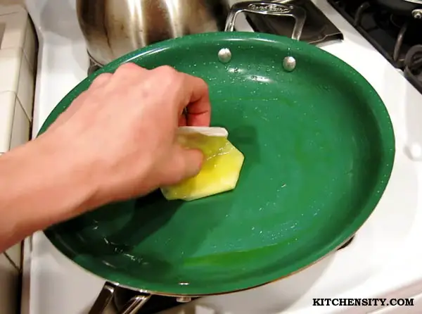 Soak the excess oil from the ceramic frying pan
